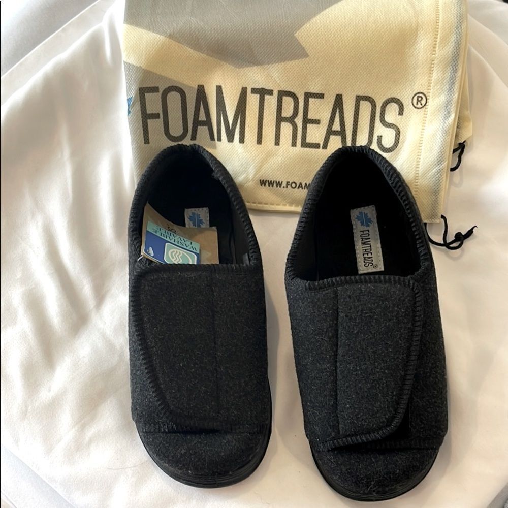 Foamtreads Black Slippers.   NEW